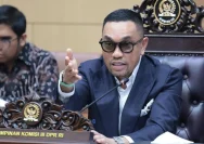 Ahmad Sahroni memimpin rapat dengar pendapat umum bersama mahasiswa FHUI di Kompleks Parlemen