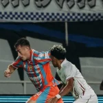 Aksi pemain Persib Bandung dalam laga melawan Garudayaksa di Stadion Pakansari
