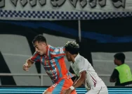Aksi pemain Persib Bandung dalam laga melawan Garudayaksa di Stadion Pakansari