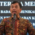 Aksi pembentangan spanduk oleh Greenpeace di Bundaran HI Jakarta