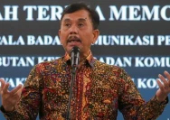 Aksi pembentangan spanduk oleh Greenpeace di Bundaran HI Jakarta