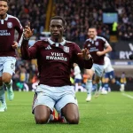 Aksi penyerang Aston Villa Nicolas Jackson saat mencetak gol ke gawang Manchester City