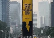 Aktivis Greenpeace membentangkan spanduk kritik iklim di Patung Selamat Datang Bundaran HI Jakarta Pusat