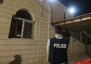 Aparat keamanan dan warga berkumpul pasca penembakan di Gereja Hammoud Karak Yordania