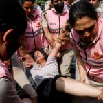 Aparat kepolisian mengamankan aksi unjuk rasa massa di New Delhi India