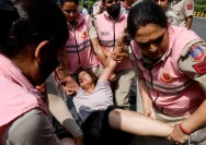 Aparat kepolisian mengamankan aksi unjuk rasa massa di New Delhi India