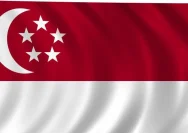 Bendera Singapura berkibar di depan kantor Kedutaan Besar Singapura.