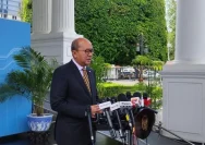 CEO Danantara Rosan Roeslani memberikan keterangan terkait penurunan IHSG dan investasi saham BUMN.