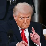 Donald Trump saat menyampaikan pidato kampanye politik di hadapan para pendukungnya.
