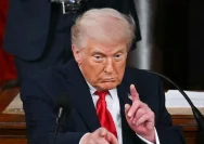 Donald Trump saat menyampaikan pidato kampanye politik di hadapan para pendukungnya.
