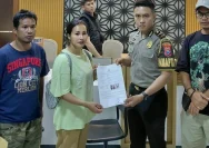Dwi Bagus Martono saat mendatangi kantor polisi untuk melaporkan kehilangan istri siri dan anaknya