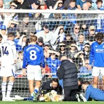 Emiliano Martinez tergeletak di lapangan setelah benturan kepala saat laga Chelsea melawan Everton.