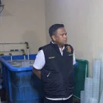 Garis polisi terpasang di rumah yang menjadi markas penyelundupan benih lobster di Depok.