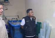 Garis polisi terpasang di rumah yang menjadi markas penyelundupan benih lobster di Depok.