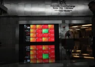 Grafik pergerakan indeks harga saham gabungan di layar monitor bursa efek.