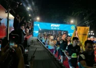 Gubernur Jakarta Pramono Anung mengibarkan bendera start Jakarta Running Festival 2026
