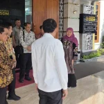 Gubernur Jawa Timur Khofifah Indar Parawansa saat berkunjung ke Kementerian ESDM