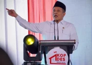 Ilustrasi gedung kementerian dan aktivitas koperasi