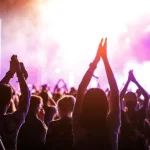 Ilustrasi gedung pertunjukan musik atau suasana konser orkestra