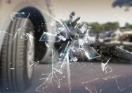 Ilustrasi kendaraan sepeda motor yang melintas di area jalan tol.