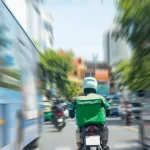 Ilustrasi pengemudi ojek online sedang mengantarkan makanan
