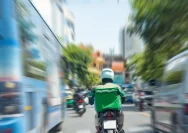 Ilustrasi pengemudi ojek online sedang mengantarkan makanan