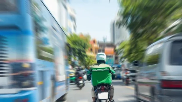 Ilustrasi pengemudi ojek online sedang mengantarkan makanan