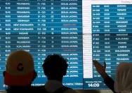 Ilustrasi pesawat terbang di bandara saat musim libur Natal dan Tahun Baru.