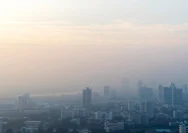 Ilustrasi sebaran asap kebakaran hutan dan lahan karhutla yang terpantau satelit di atmosfer