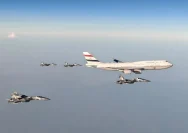 Jet tempur TNI AU mengawal pesawat kepresidenan Presiden Mesir Abdel Fattah El-Sisi saat memasuki wilayah udara Indonesia.