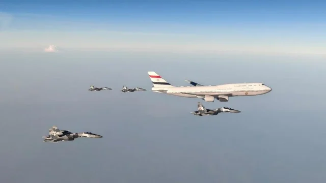 Jet tempur TNI AU mengawal pesawat kepresidenan Presiden Mesir Abdel Fattah El-Sisi saat memasuki wilayah udara Indonesia.