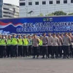 Kapolda Metro Jaya memimpin apel pengerahan personel Operasi Patuh Jaya 2026 di Lapangan Presisi