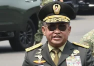 Kepala Staf Angkatan Darat Jenderal Maruli Simanjuntak memberikan keterangan kepada wartawan di Istana Kepresidenan Jakarta.