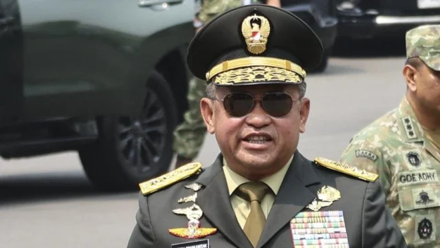Kepala Staf Angkatan Darat Jenderal Maruli Simanjuntak memberikan keterangan kepada wartawan di Istana Kepresidenan Jakarta.