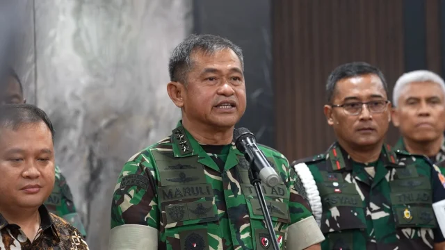 Kepala Staf Angkatan Darat Jenderal TNI Maruli Simanjuntak memberikan keterangan terkait kasus penyewaan rumah dinas TNI