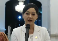 Ketua Dewan Komisioner OJK Friderica Widyasari Dewi memberikan keterangan pers terkait arahan Presiden Prabowo Subianto.