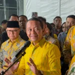 Ketua Umum Partai Golkar Bahlil Lahadalia memberikan keterangan kepada awak media