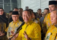 Ketua Umum Partai Golkar Bahlil Lahadalia memberikan keterangan kepada awak media