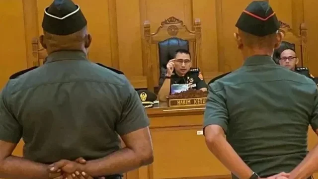 Ketua YLBHI Muhammad Isnur memberikan keterangan mengenai peradilan militer