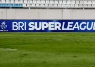 Kondisi di lapangan Banten International Stadium saat terjadi kericuhan suporter
