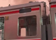 Kondisi KRL Commuter Line yang mengalami gangguan di Stasiun Jakarta Kota