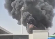 Kondisi pesawat Airbus A320 Saudi Airlines yang hangus terbakar setelah dihantam rudal di Bandara Riyadh