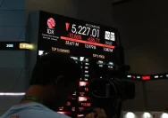 Layar pergerakan Indeks Harga Saham Gabungan di Bursa Efek Indonesia