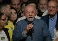 Luiz Inacio Lula da Silva merayakan kemenangan dalam Pemilu Presiden Brasil