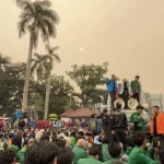 Mahasiswa dari 15 perguruan tinggi di Sumatera Selatan menggelar aksi unjuk rasa terkait karhutla di halaman Kantor