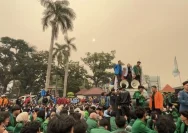 Mahasiswa dari 15 perguruan tinggi di Sumatera Selatan menggelar aksi unjuk rasa terkait karhutla di halaman Kantor
