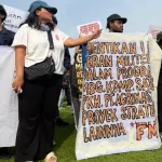 Mahasiswa melakukan aksi demonstrasi menuntut penanganan karhutla
