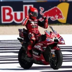 Marc Marquez memacu motor balapnya dalam sesi Sprint Race MotoGP Indonesia 2026
