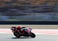 Marc Marquez memacu motornya di lintasan basah Sirkuit Phillip Island
