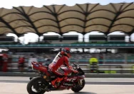Marc Marquez saat bersiap melakoni sesi kualifikasi di Sirkuit Sepang pada MotoGP Malaysia